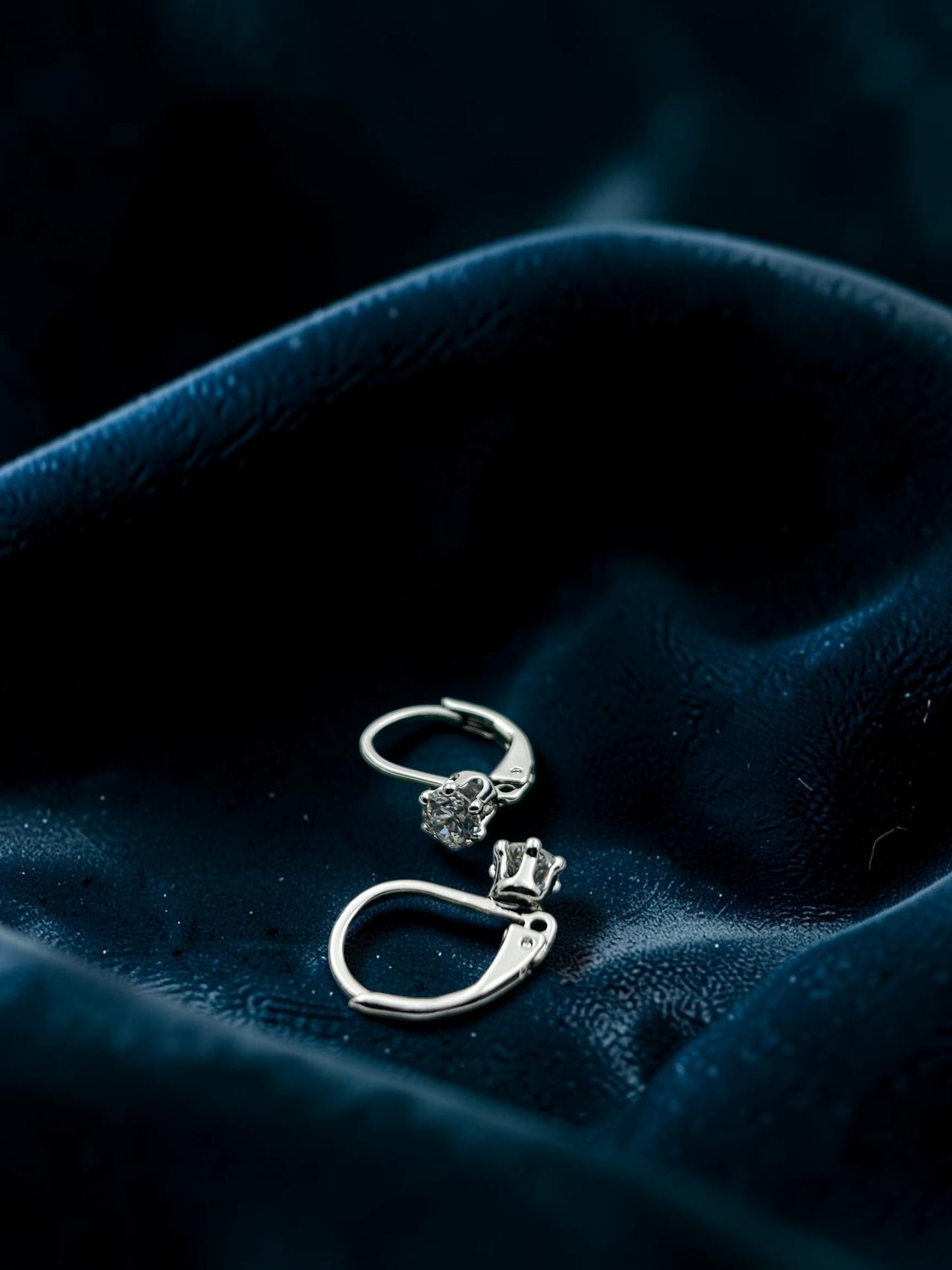 Éclat Solitaire Hoop Earrings