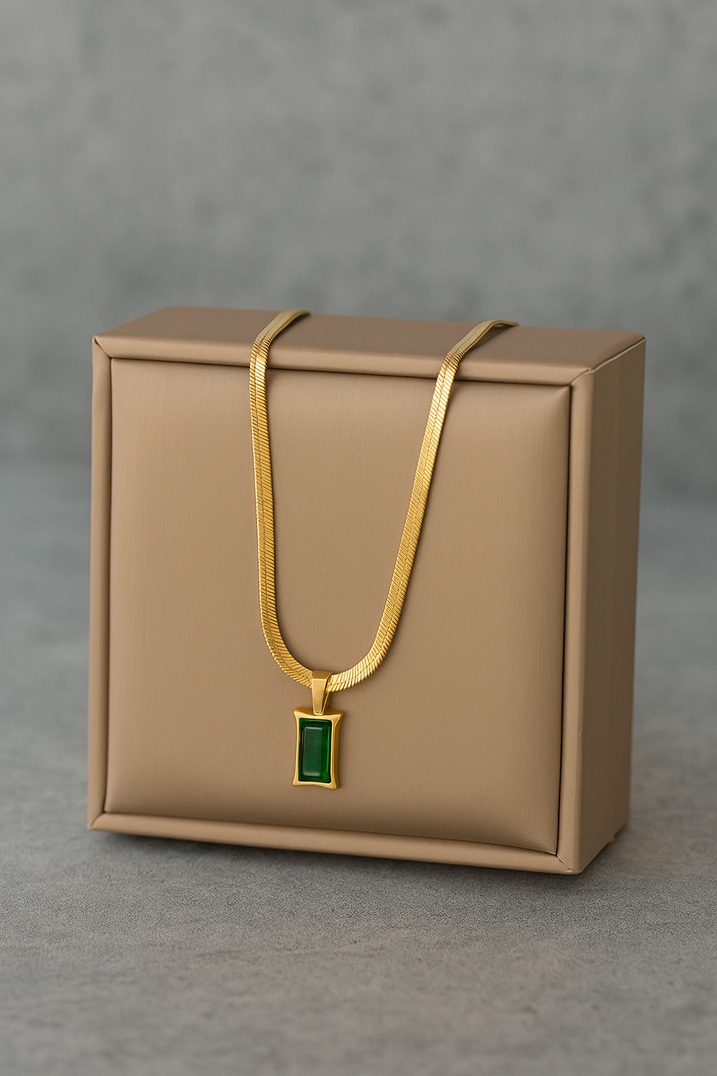 Evara Pendant Necklace