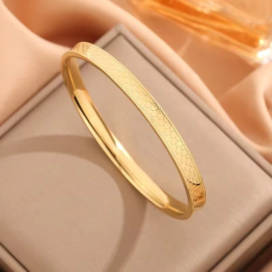Eterna Knot Bangle - Anti Tarnish Gold Finish