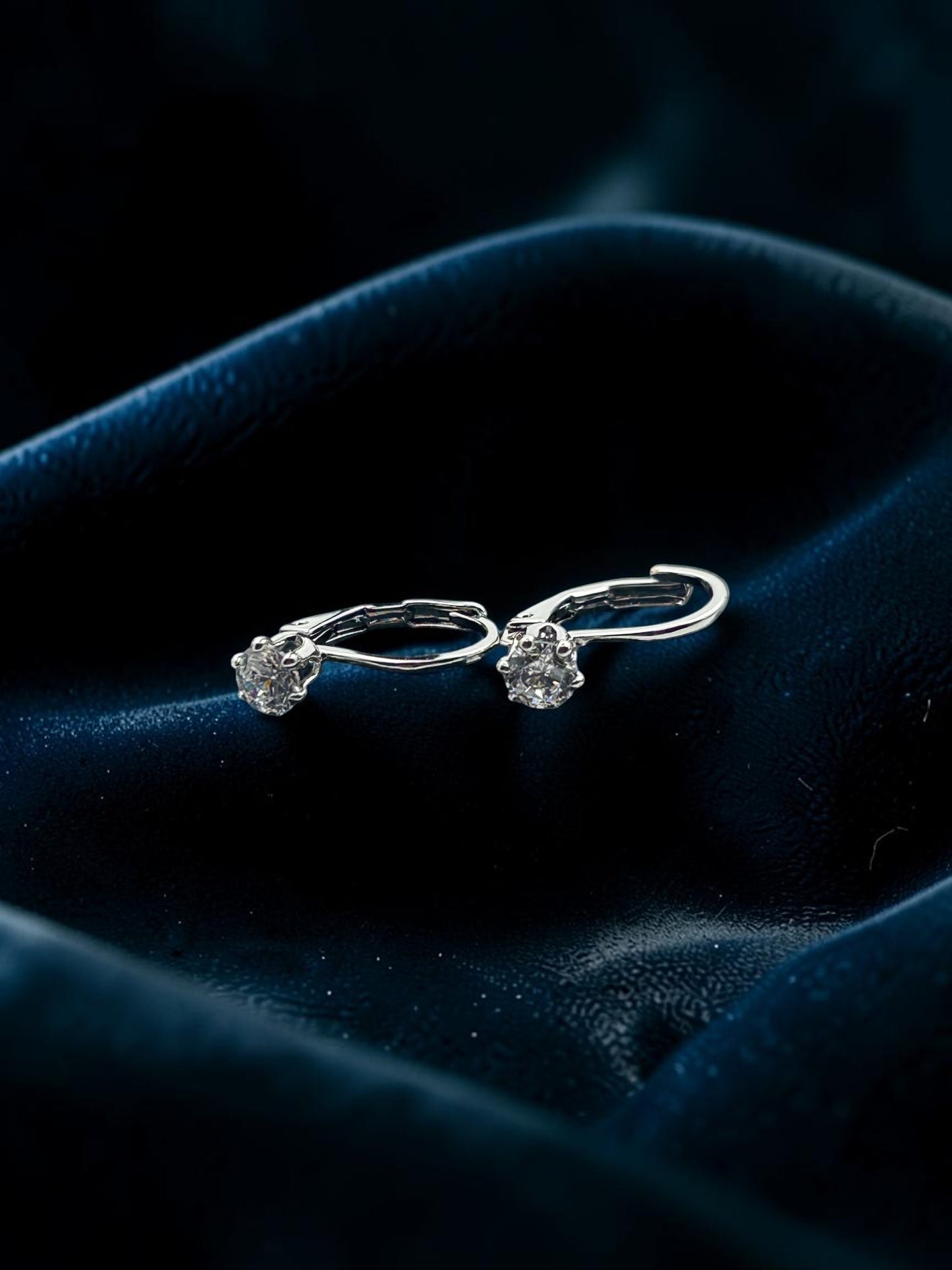Éclat Solitaire Hoop Earrings