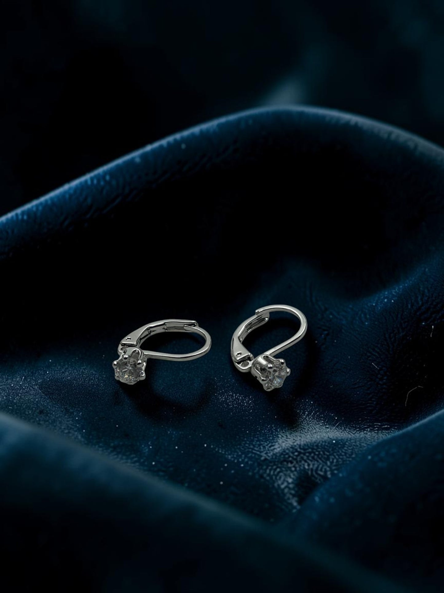 Éclat Solitaire Hoop Earrings